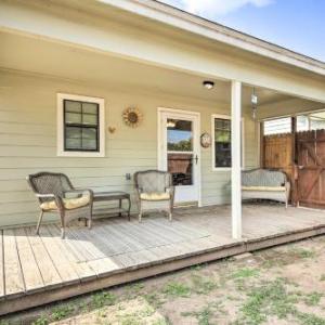 Canyon Lake Cottage with BBQ 1 Mi to Guadalupe River! Canyon Lake